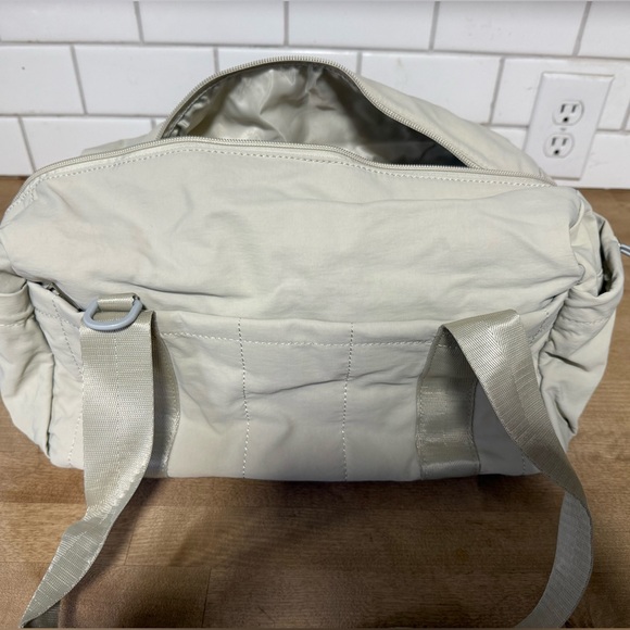 G4Free Beige Small Gym Duffel Bag with Detachable Strap NWT - Picture 4 of 9
